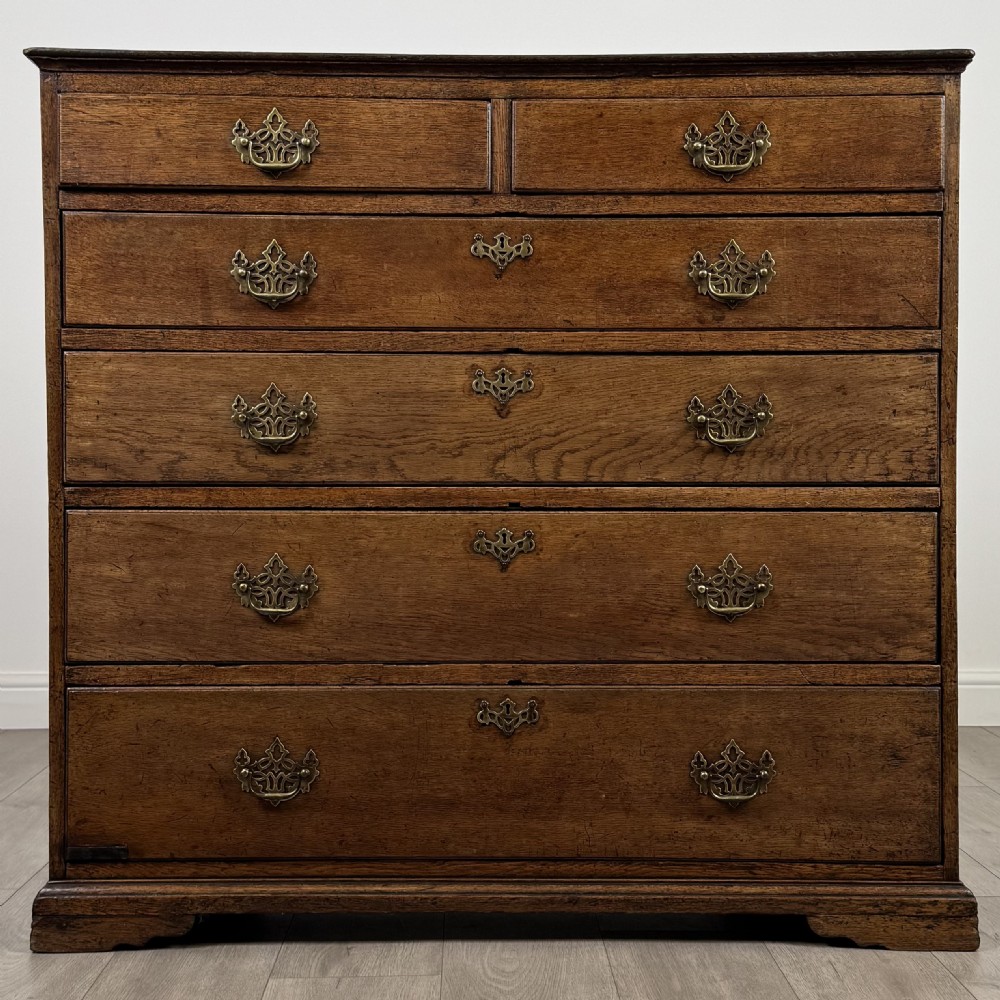 Antique 18th Century Chest Of Drawers In Oak 
