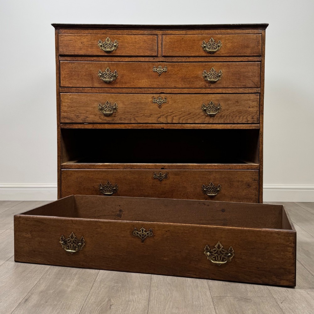 Antique 18th Century Chest Of Drawers In Oak  View X
