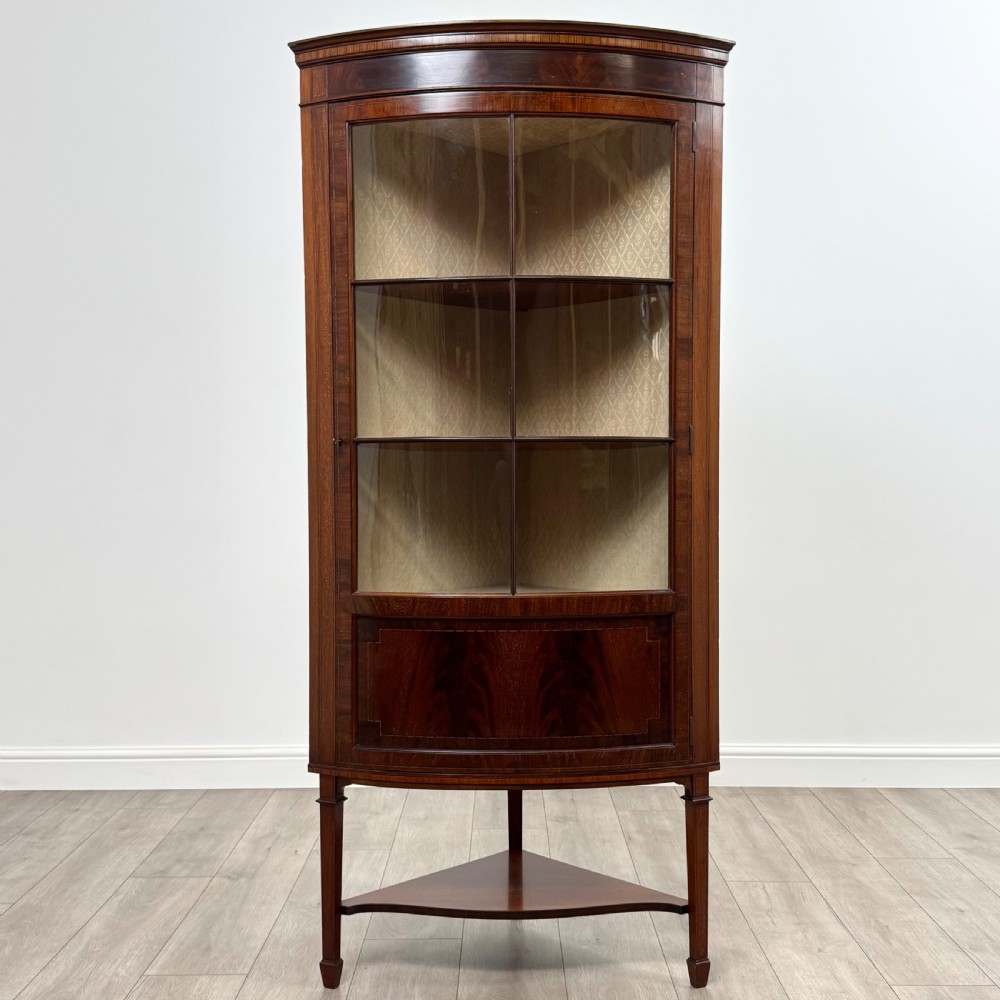 Antique 20th Century Fine Quality Corner Cabinet In Mahogany 