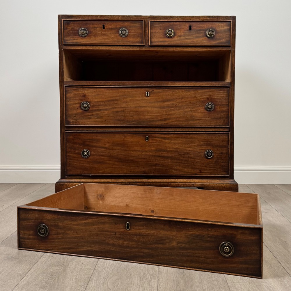 Antique 18th Century Fine Quality Chest Of Drawers In Mahogany  View X