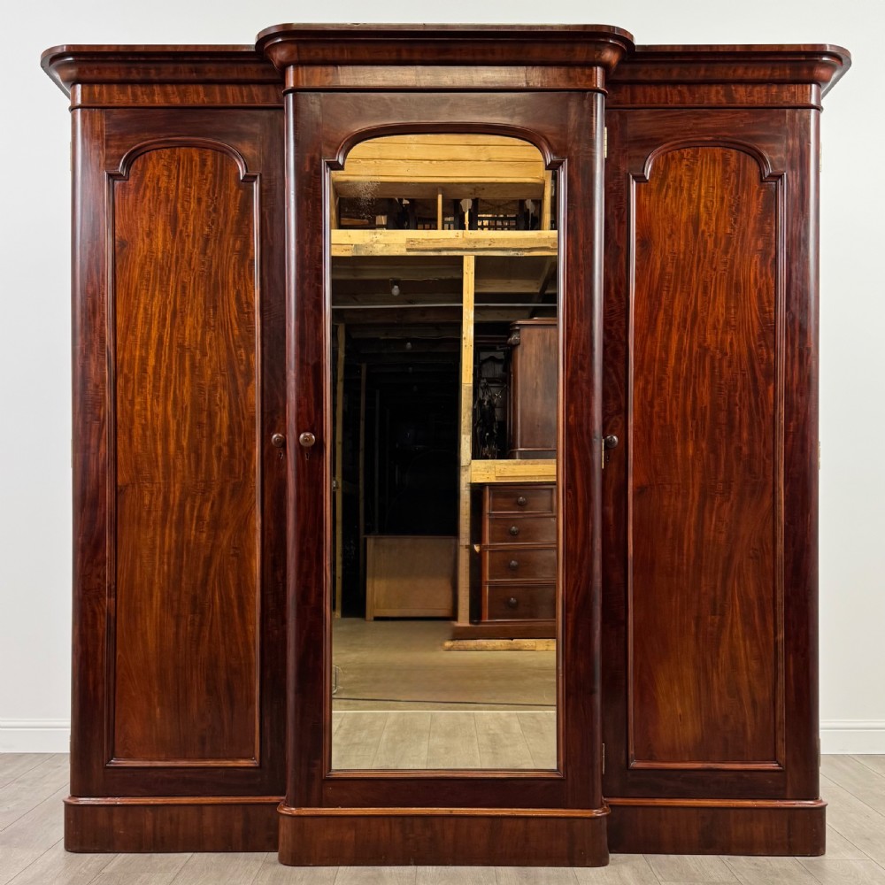 Antique 19th Century Fine Quality Wardrobe In Mahogany 