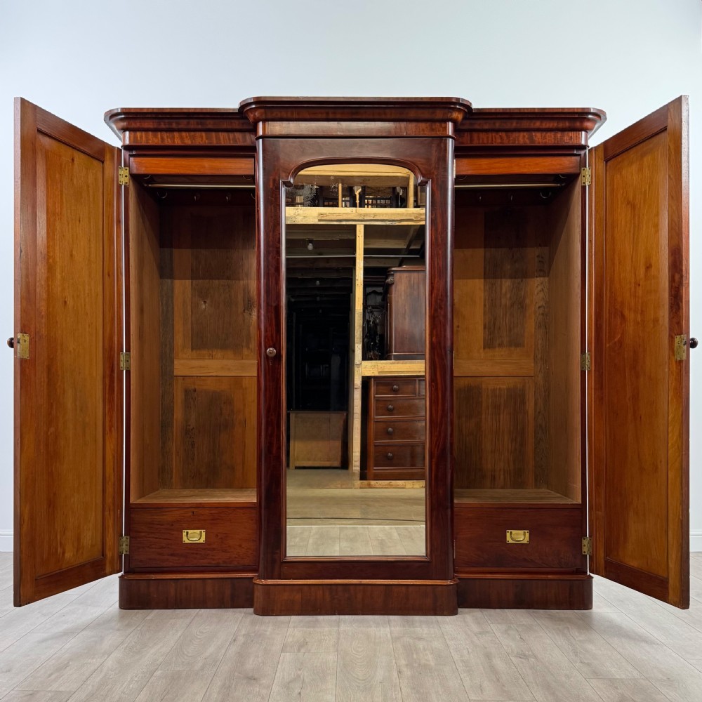  Antique 19th Century Fine Quality Wardrobe In Mahogany  View II