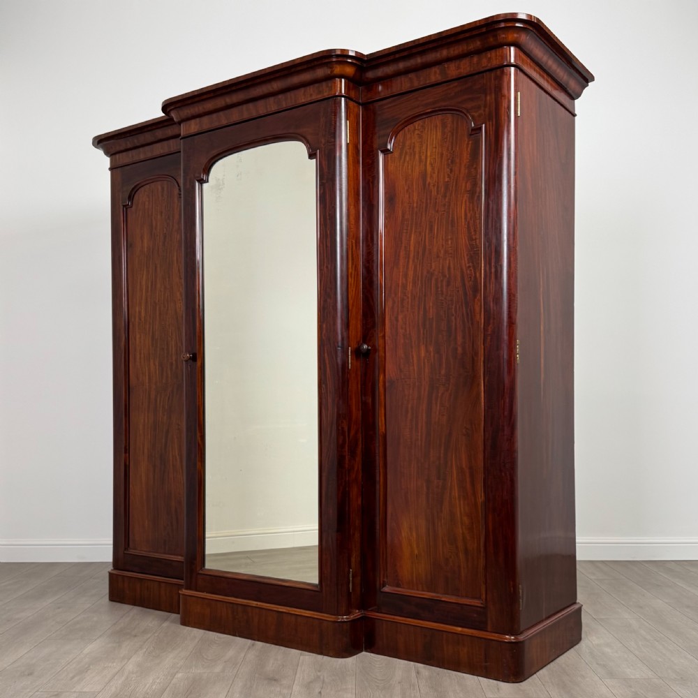  Antique 19th Century Fine Quality Wardrobe In Mahogany  View IV