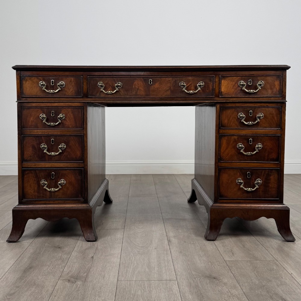  Antique 19th Century Fine Quality Pedestal Desk In Mahogany 