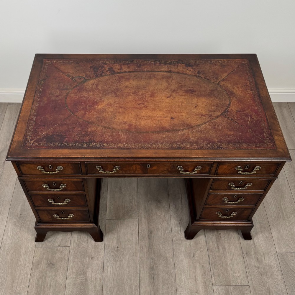  Antique 19th Century Fine Quality Pedestal Desk In Mahogany  View X