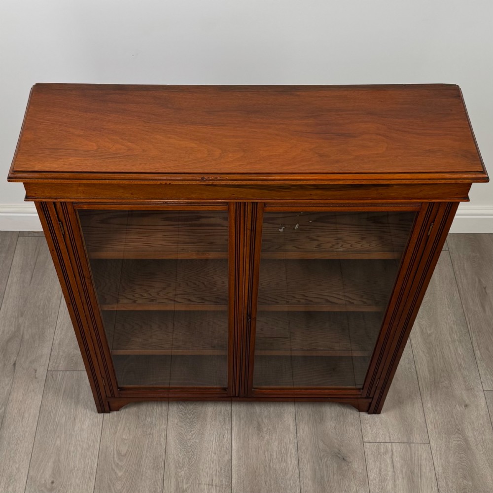 Antique 20th Century Good Quality Display Cabinet In Walnut  View XI