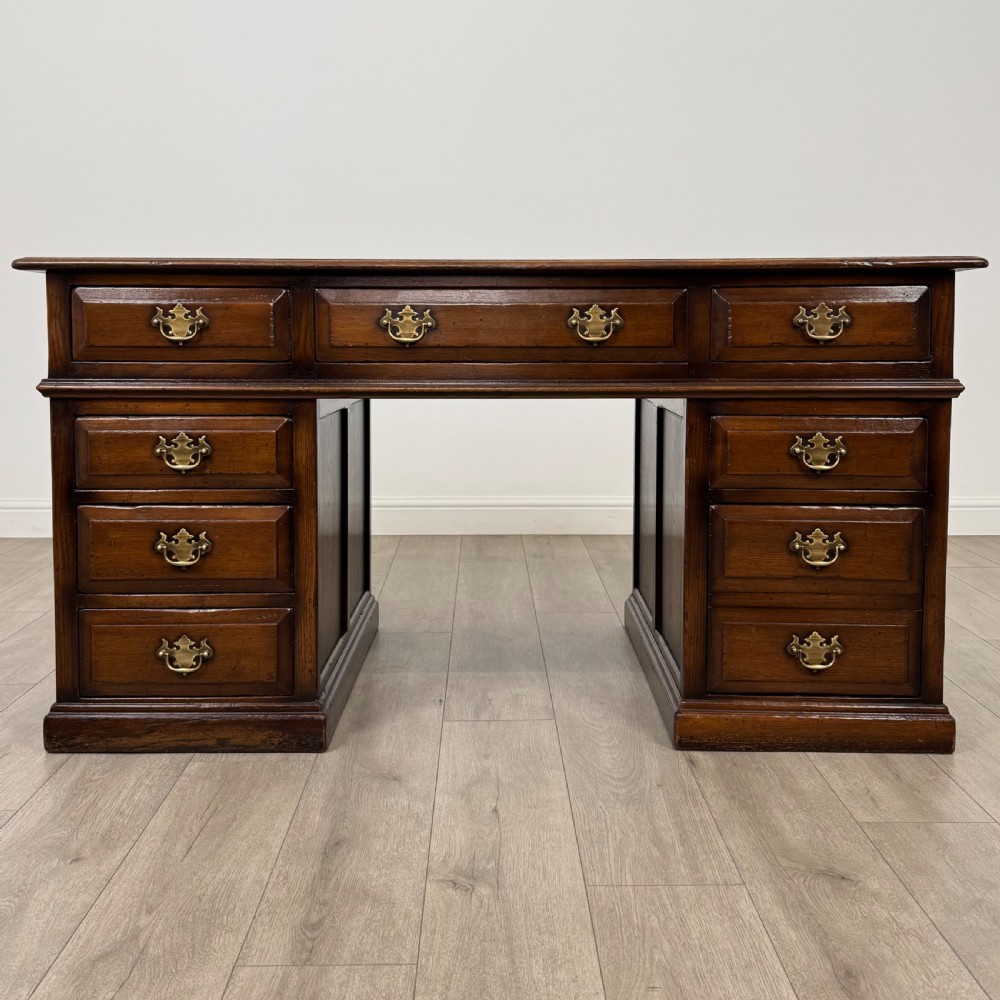 Antique 20th Century Good Quality Pedestal Desk In Oak 