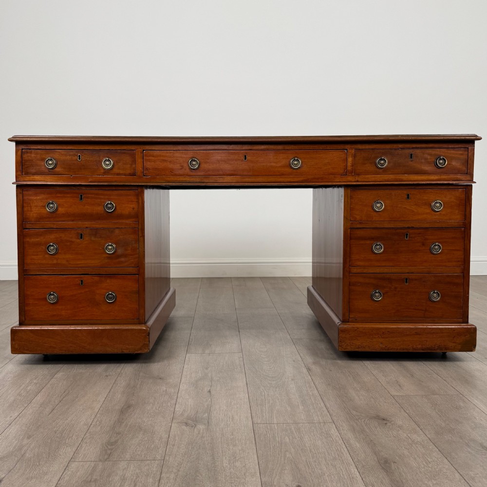Antique 19th Century Good Quality Pedestal Desk In Mahogany