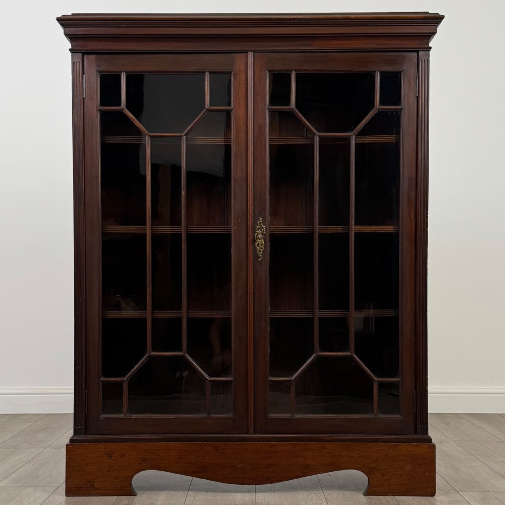 Antique 19th Century Good Quality Display Cabinet In Mahogany  View II