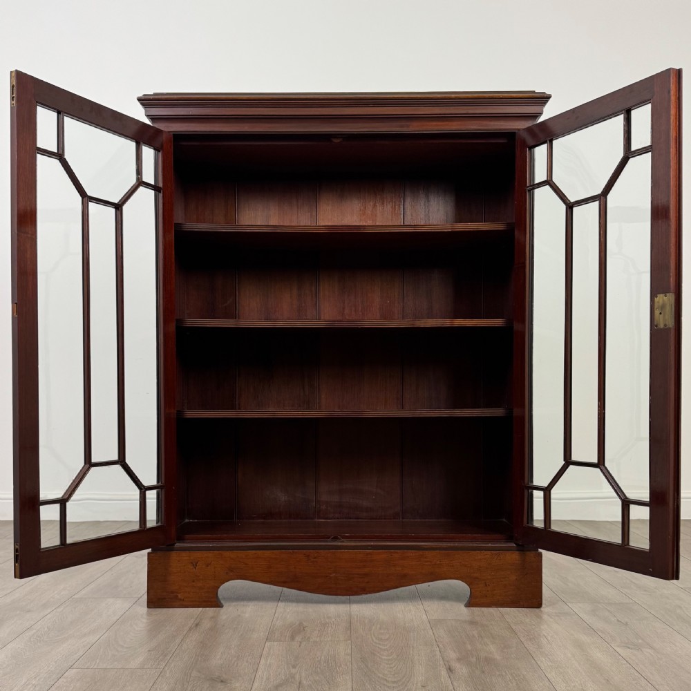 Antique 19th Century Good Quality Display Cabinet In Mahogany  View III