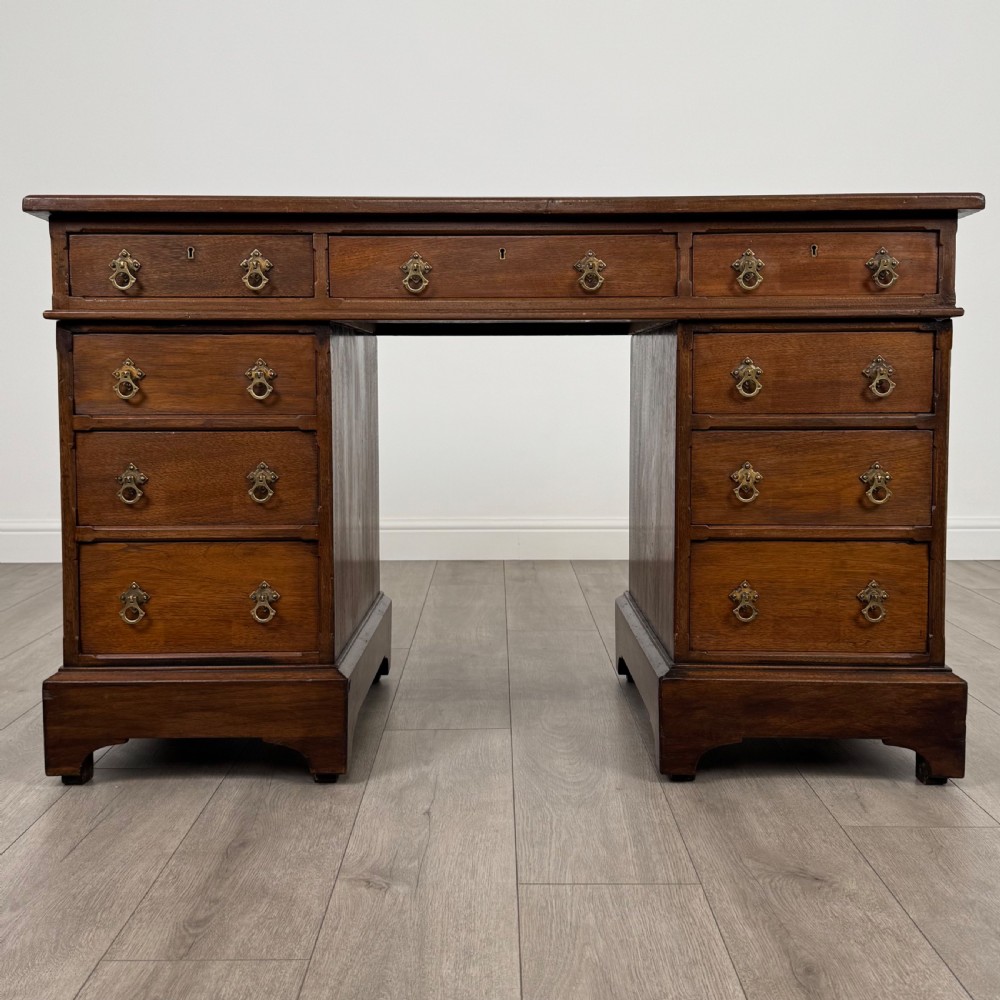 Antique 20th Century Fine Quality Pedestal Desk In Walnut 