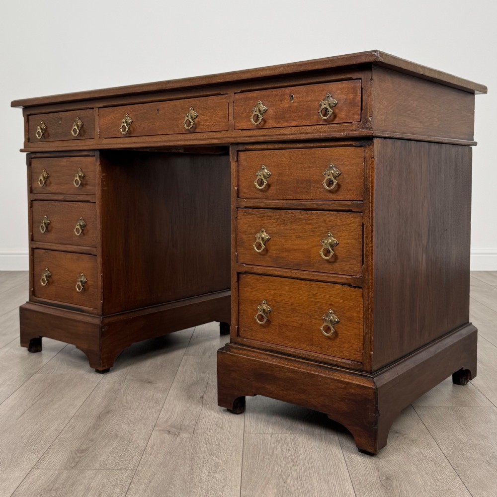 Antique 20th Century Fine Quality Pedestal Desk In Walnut  View II