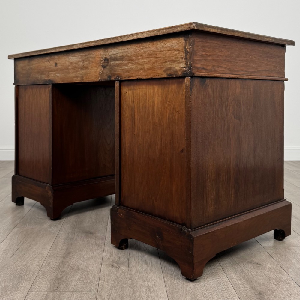 Antique 20th Century Fine Quality Pedestal Desk In Walnut  View VI