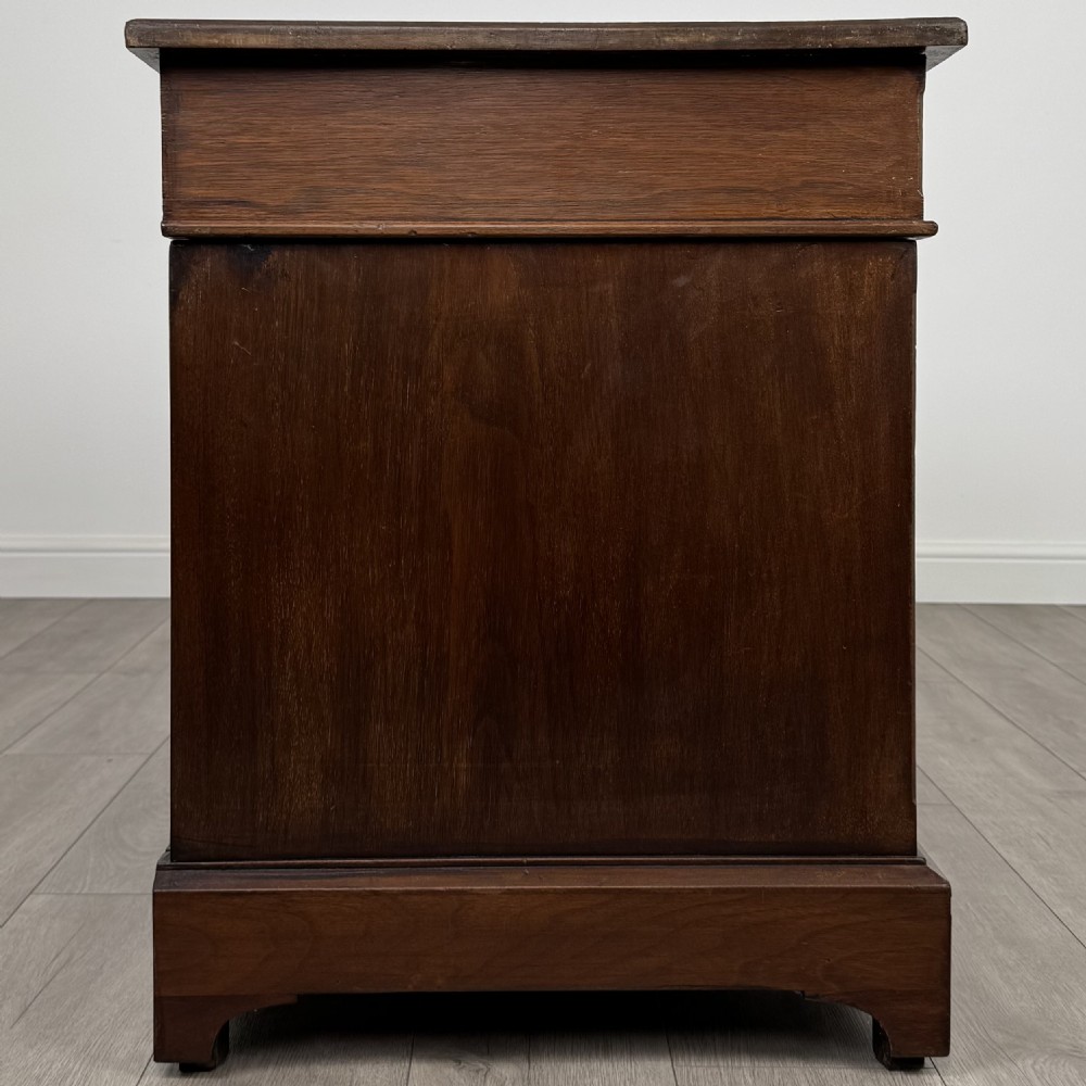 Antique 20th Century Fine Quality Pedestal Desk In Walnut  View VII