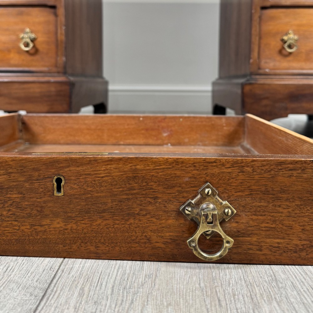 Antique 20th Century Fine Quality Pedestal Desk In Walnut  View XI