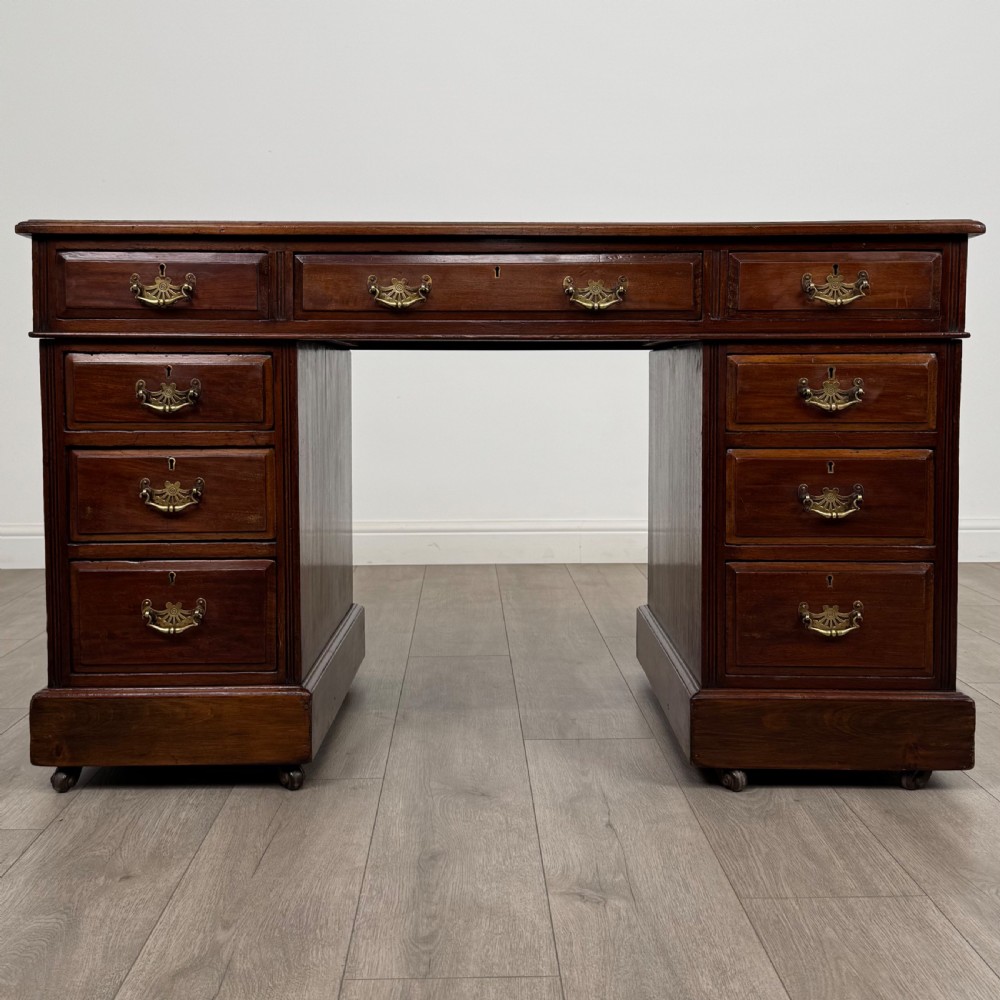 Antique 19th Century Good Quality Pedestal Desk In Mahogany 