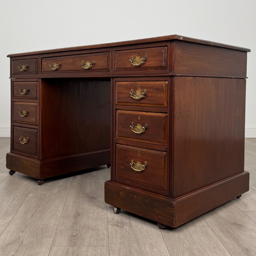 Antique 19th Century Good Quality Pedestal Desk In Mahogany  View II