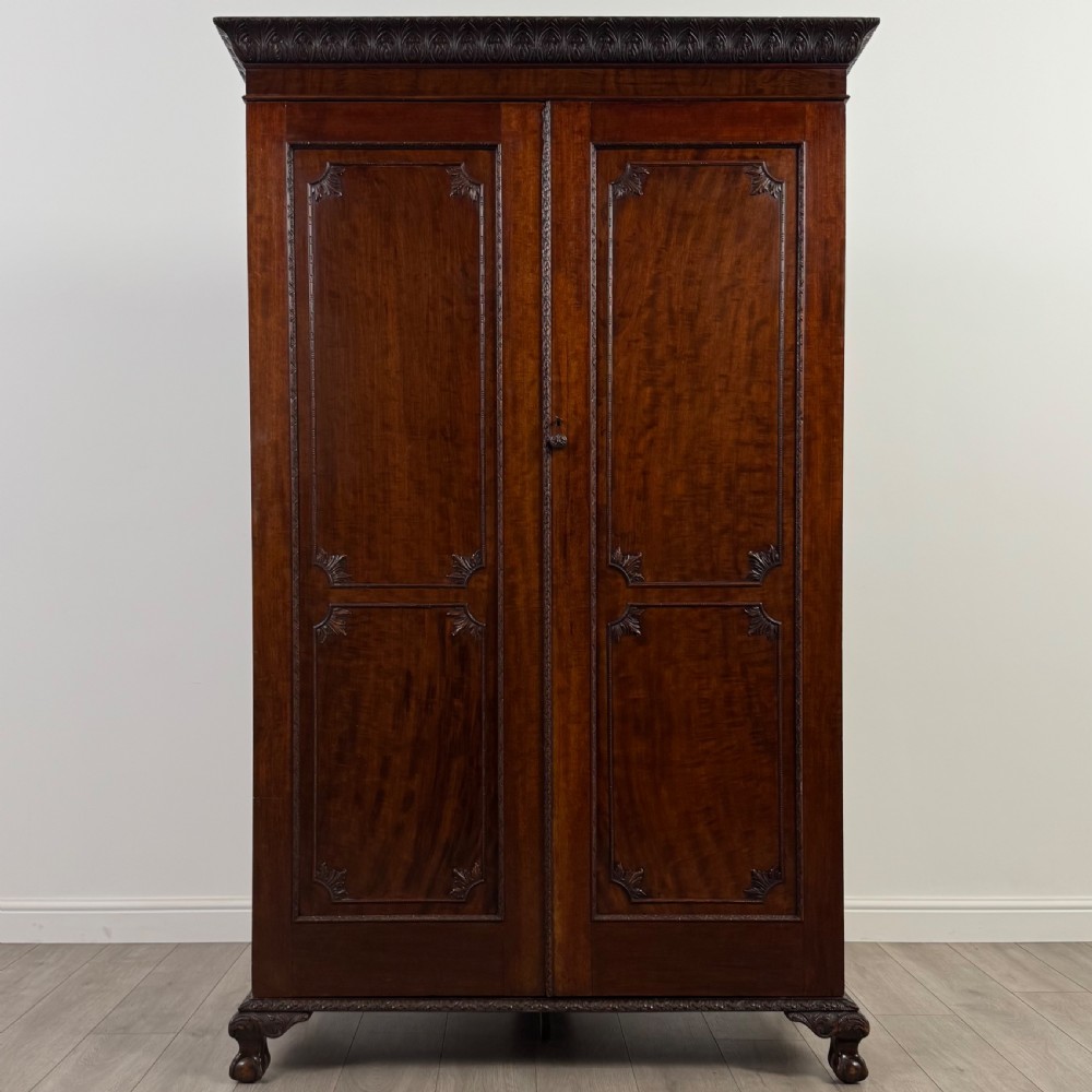  Antique 18th Century Fine Quality Wardrobe In Mahogany