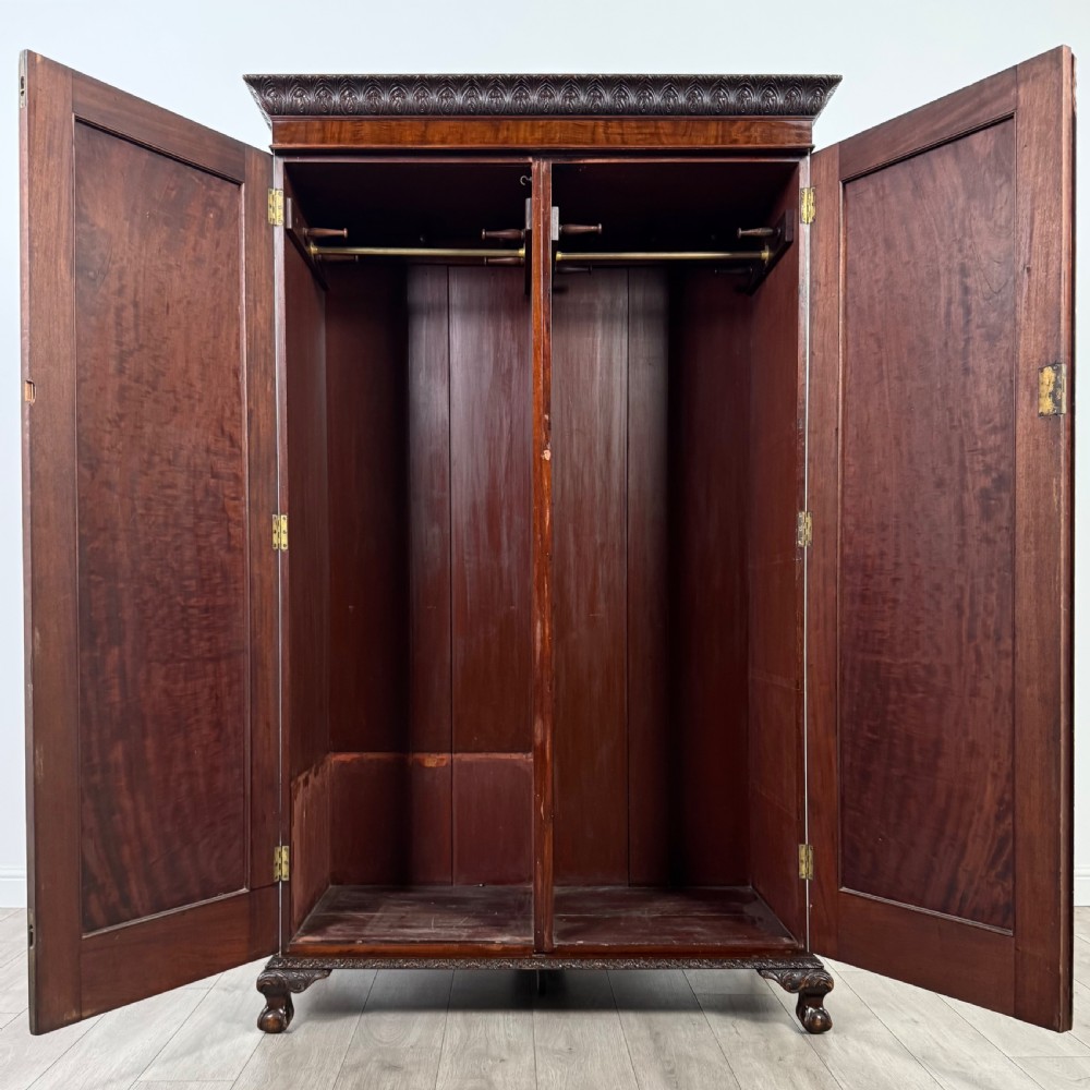  Antique 18th Century Fine Quality Wardrobe In Mahogany View II