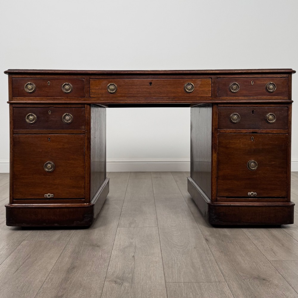 Antique 19th Century Good Quality Pedestal Desk In Mahogany 