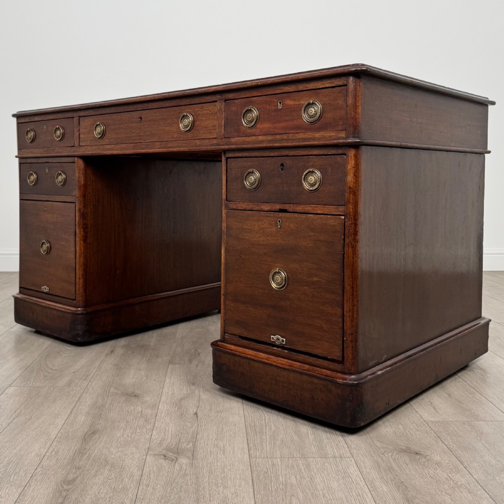 Antique 19th Century Good Quality Pedestal Desk In Mahogany  View II