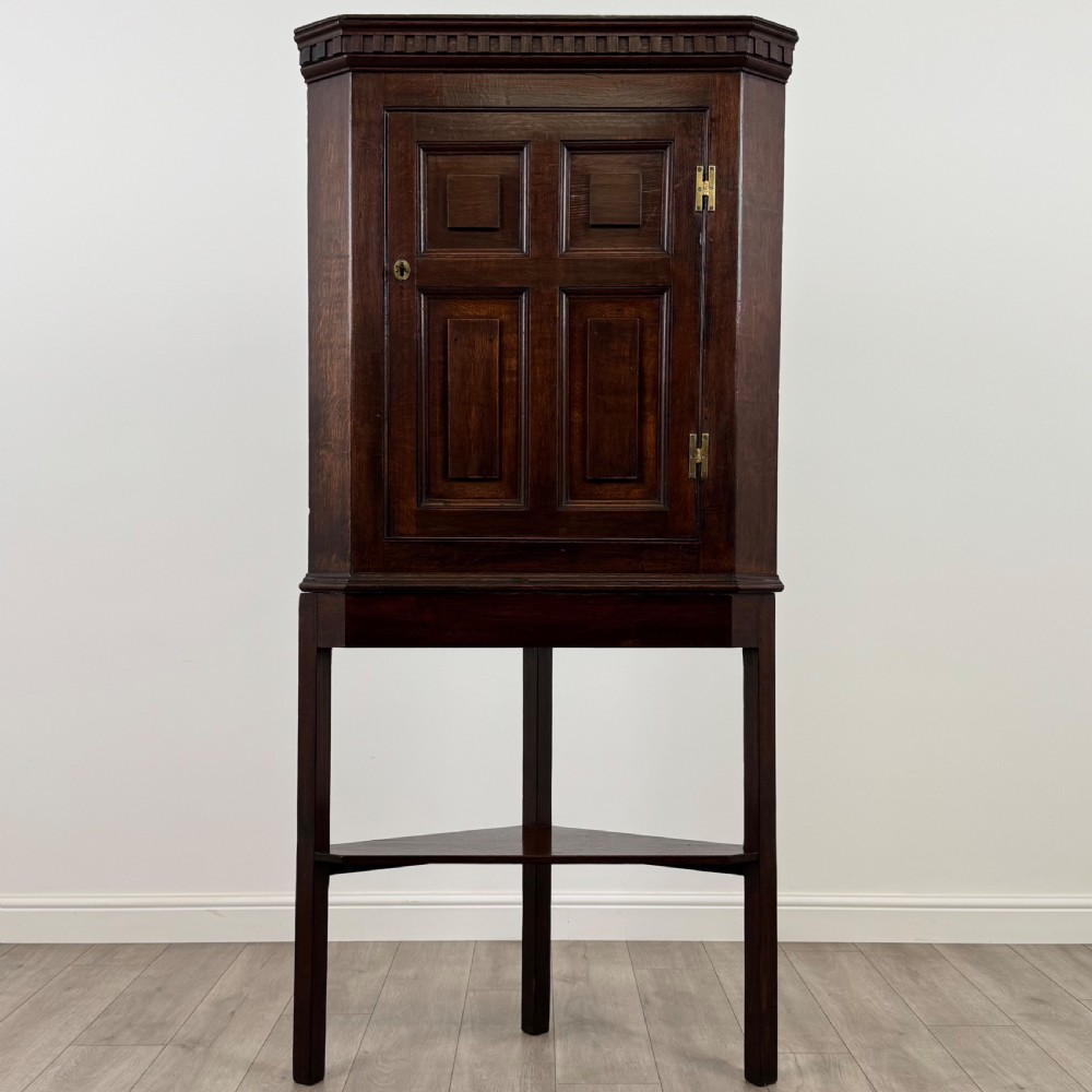 Antique 18th Century Good Quality Corner Cabinet In Oak 