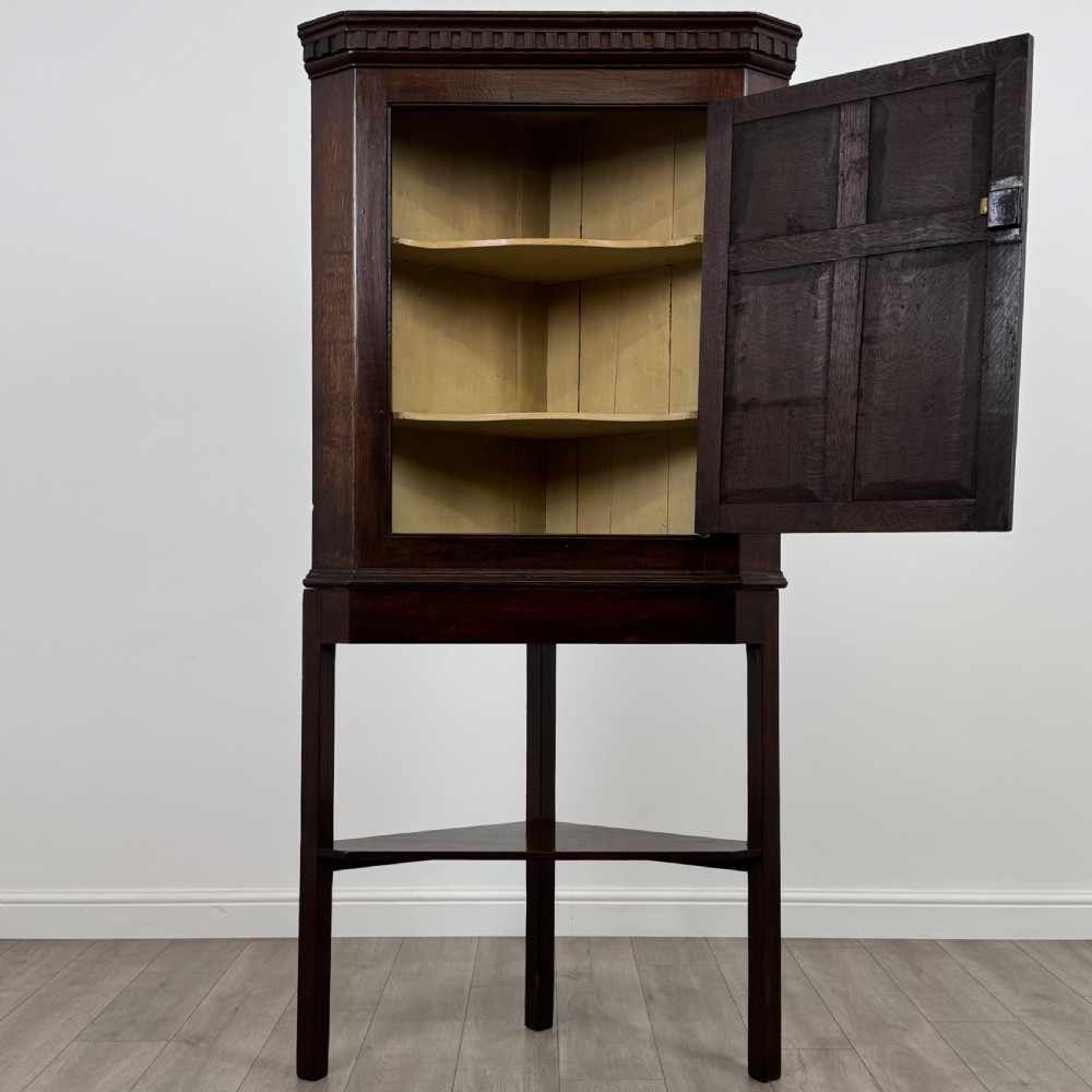 Antique 18th Century Good Quality Corner Cabinet In Oak  View II