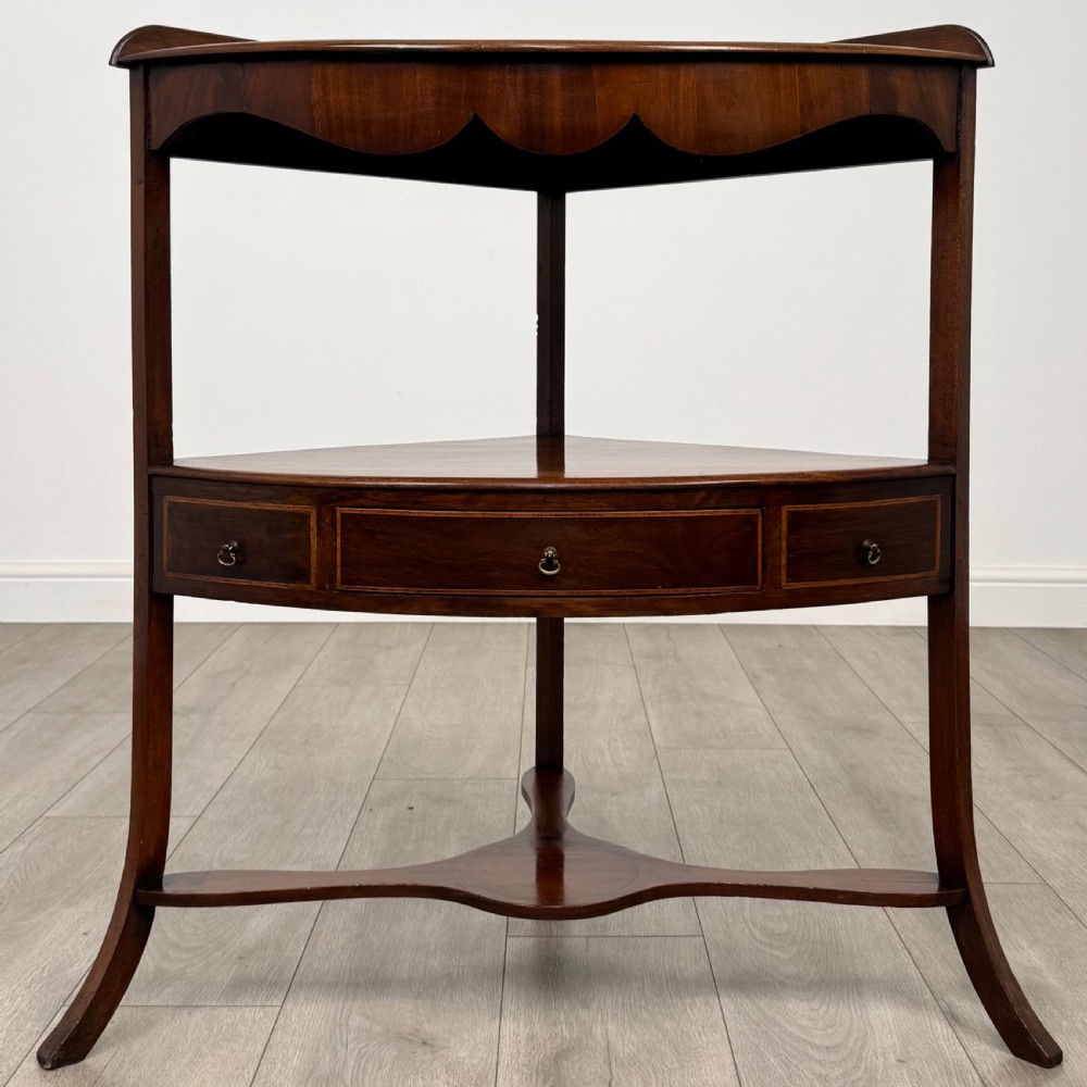 Antique 18th Century Fine Quality Corner Stand In Mahogany 