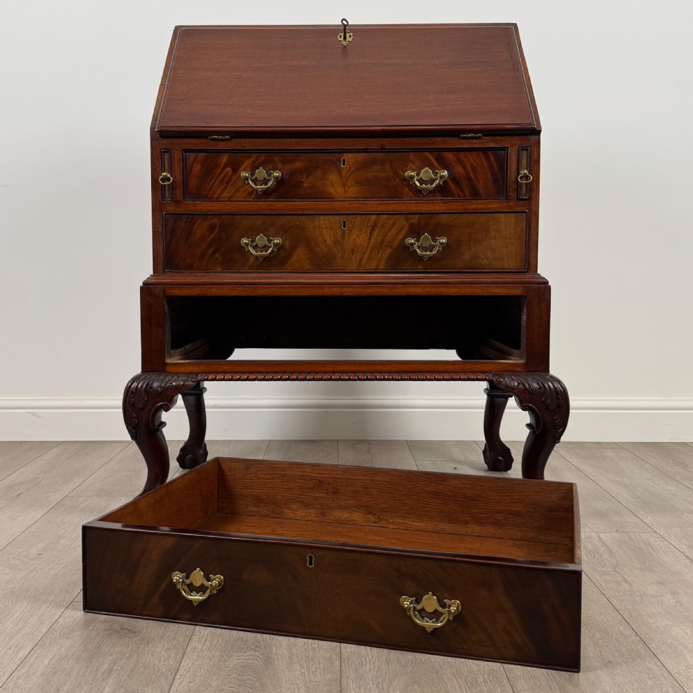  Antique 20th Century Fine Quality Bureau In Mahogany  View XII