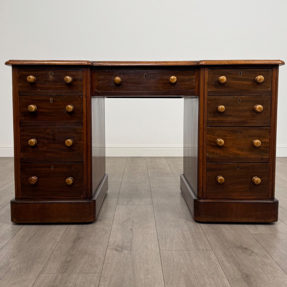 Antique 19th Century Good Quality Kneehole Desk In Mahogany 