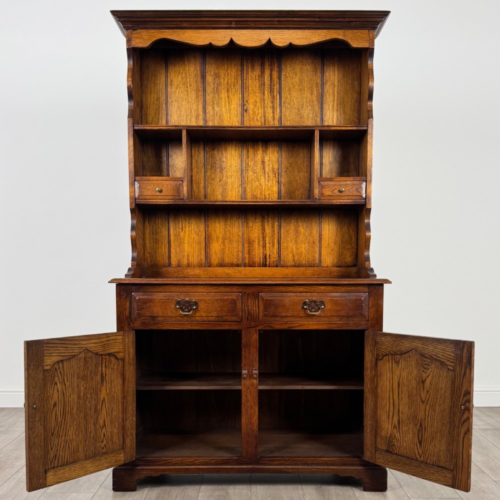 Antique 20th Century Fine Quality Dresser In Oak  View II