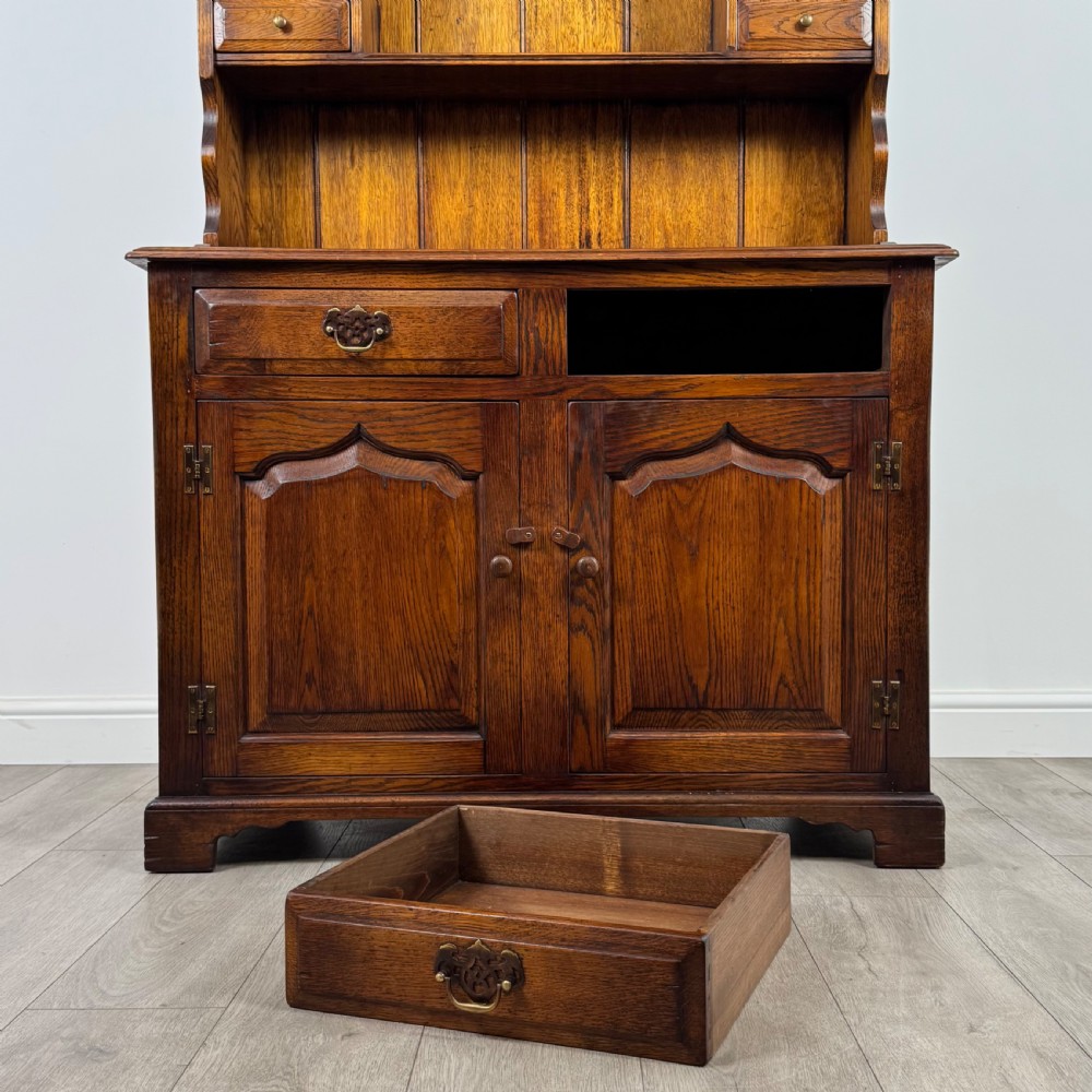 Antique 20th Century Fine Quality Dresser In Oak  View XI