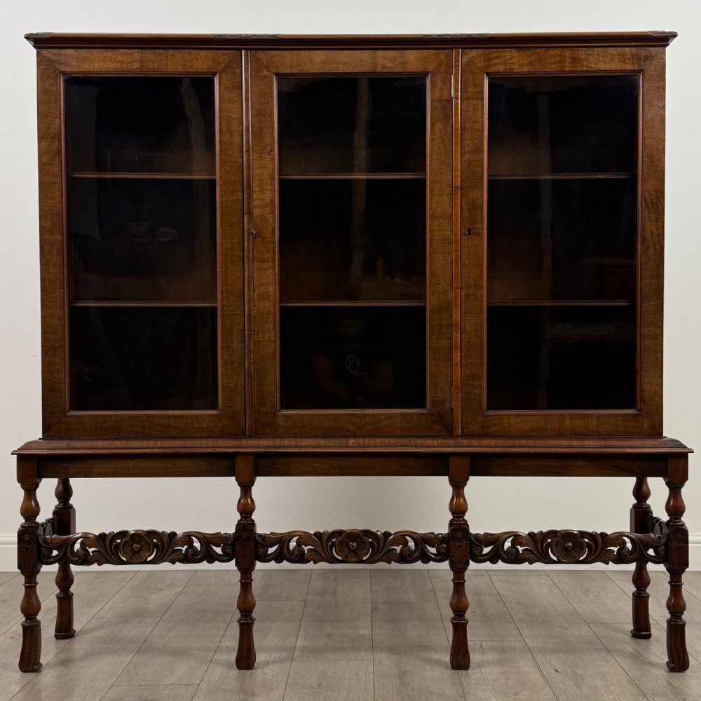 Antique 20th Century Good Quality Display Cabinet In Walnut  View II
