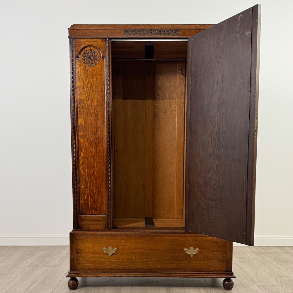Antique 20th Century Good Quality Wardrobe In Oak View II