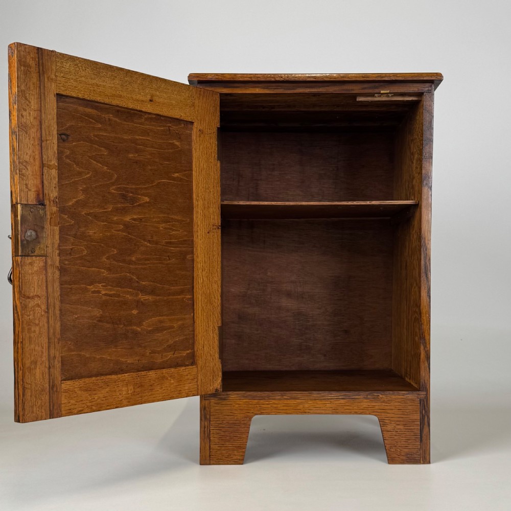 Antique 20th Century Pair of Bedside Cabinets In Oak  View III