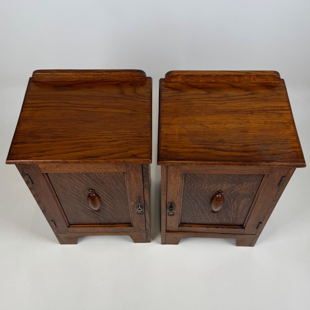 Antique 20th Century Pair of Bedside Cabinets In Oak  View XI