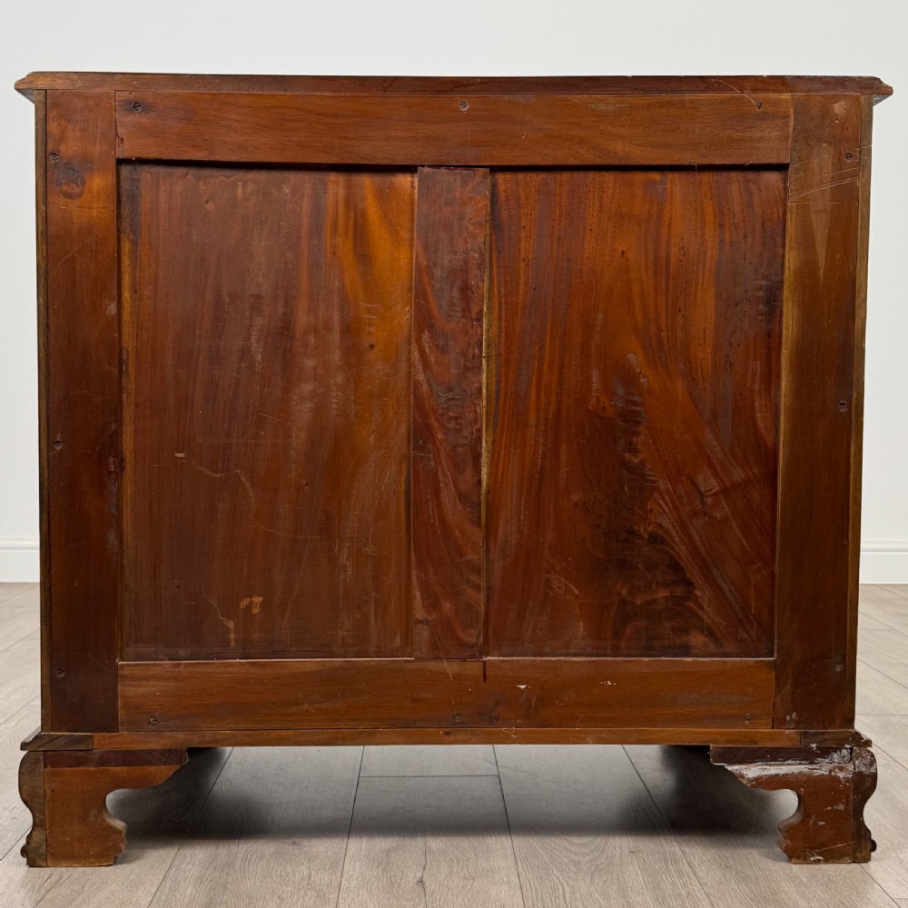 Antique 20th Century Serpentine Chest Of Drawers In Mahogany View VI