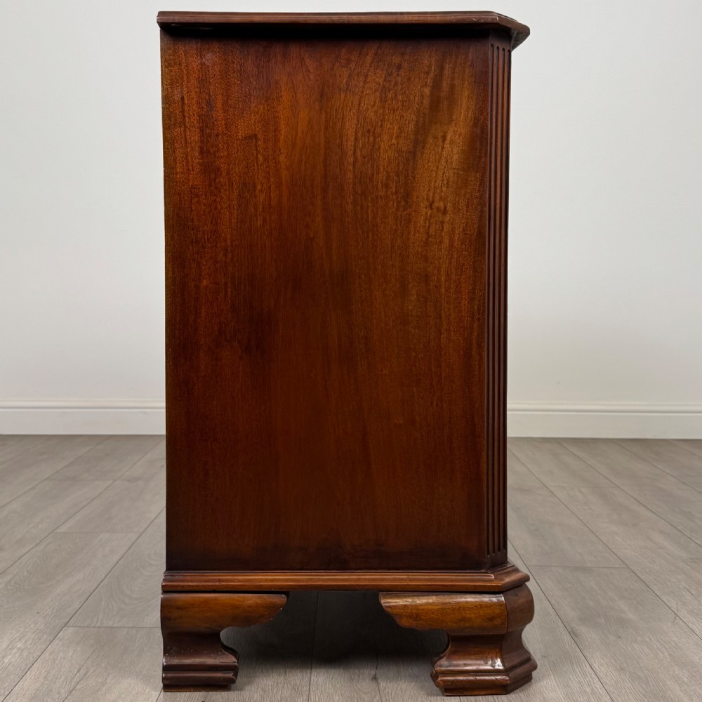 Antique 20th Century Serpentine Chest Of Drawers In Mahogany View VIII