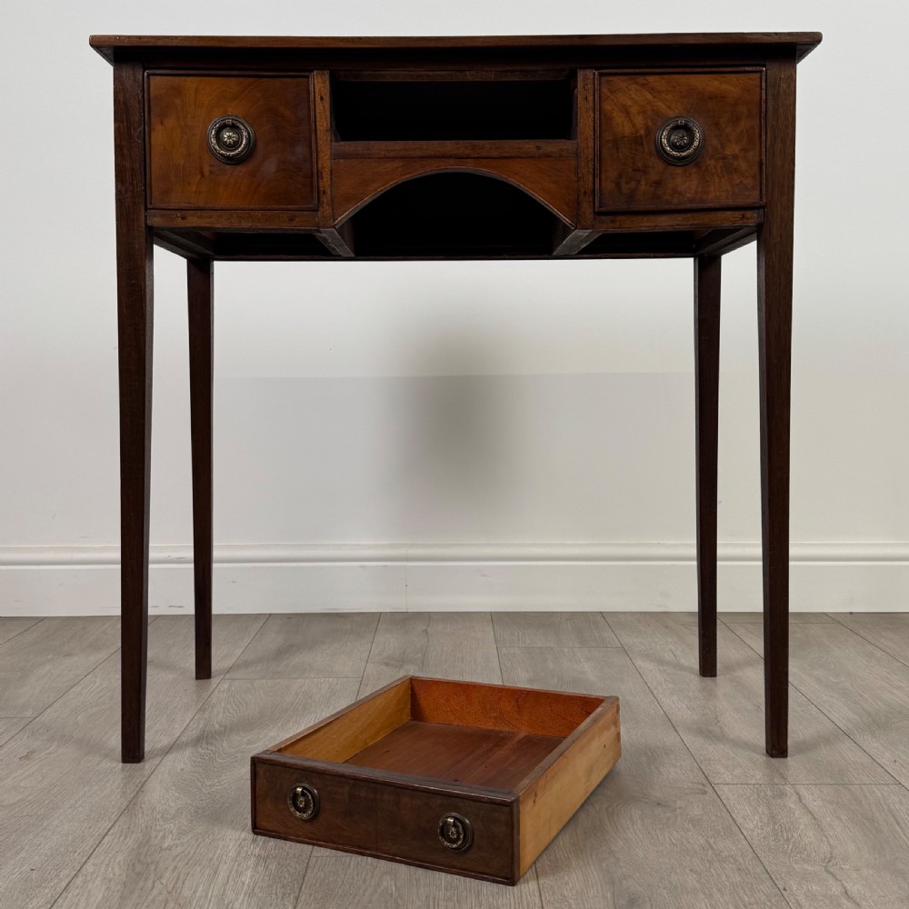 Antique 18th Century Writing Table In Mahogany View X