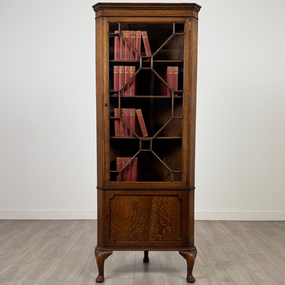 Antique 20th Century Fine Quality Corner Cabinet In Oak