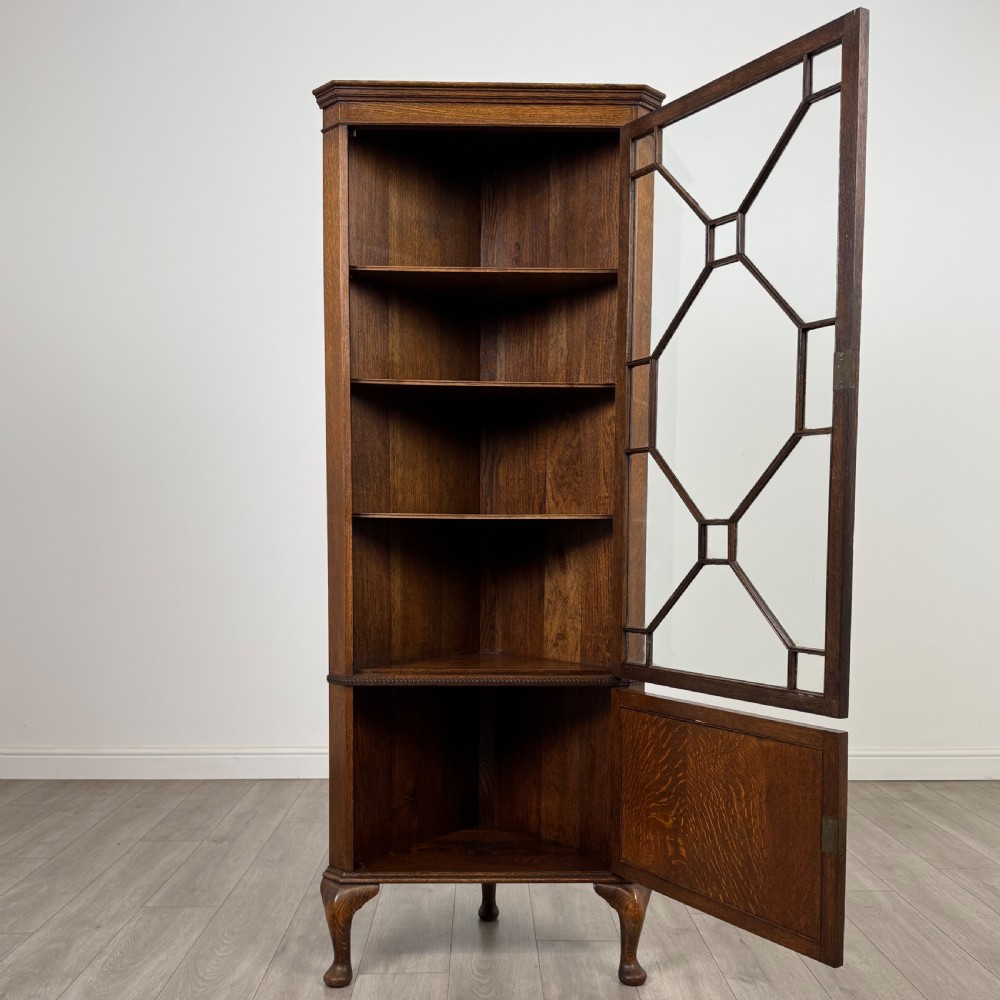 Antique 20th Century Fine Quality Corner Cabinet In Oak View IV