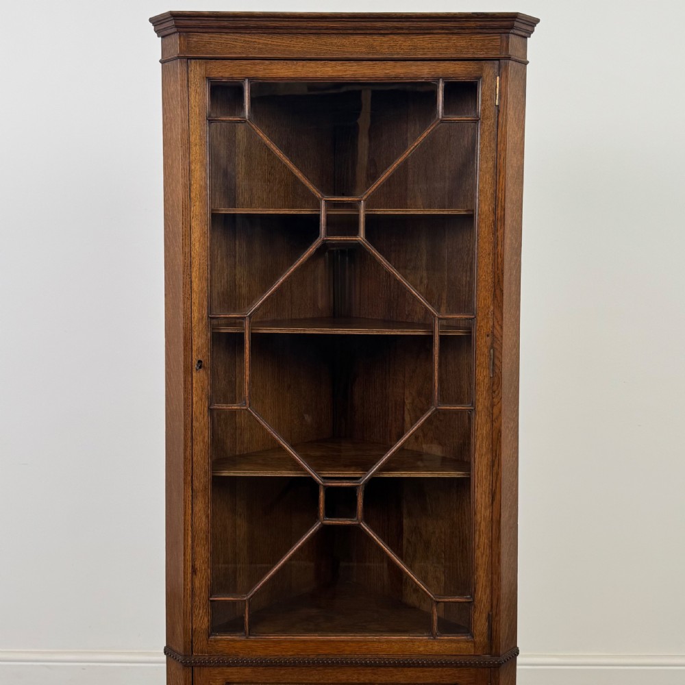 Antique 20th Century Fine Quality Corner Cabinet In Oak View VI