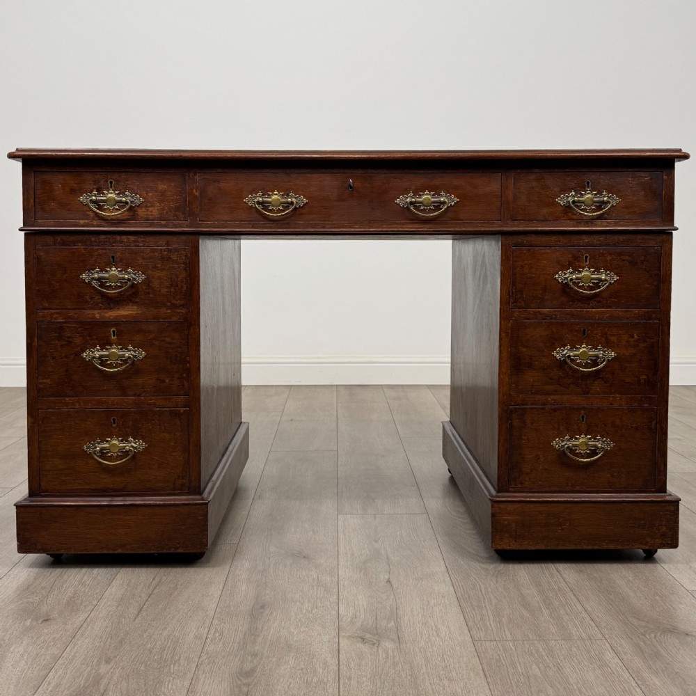Antique 19th Century Fine Quality Pedestal Desk In Oak 
