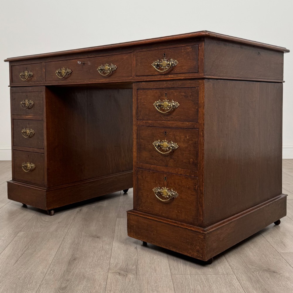 Antique 19th Century Fine Quality Pedestal Desk In Oak  View II