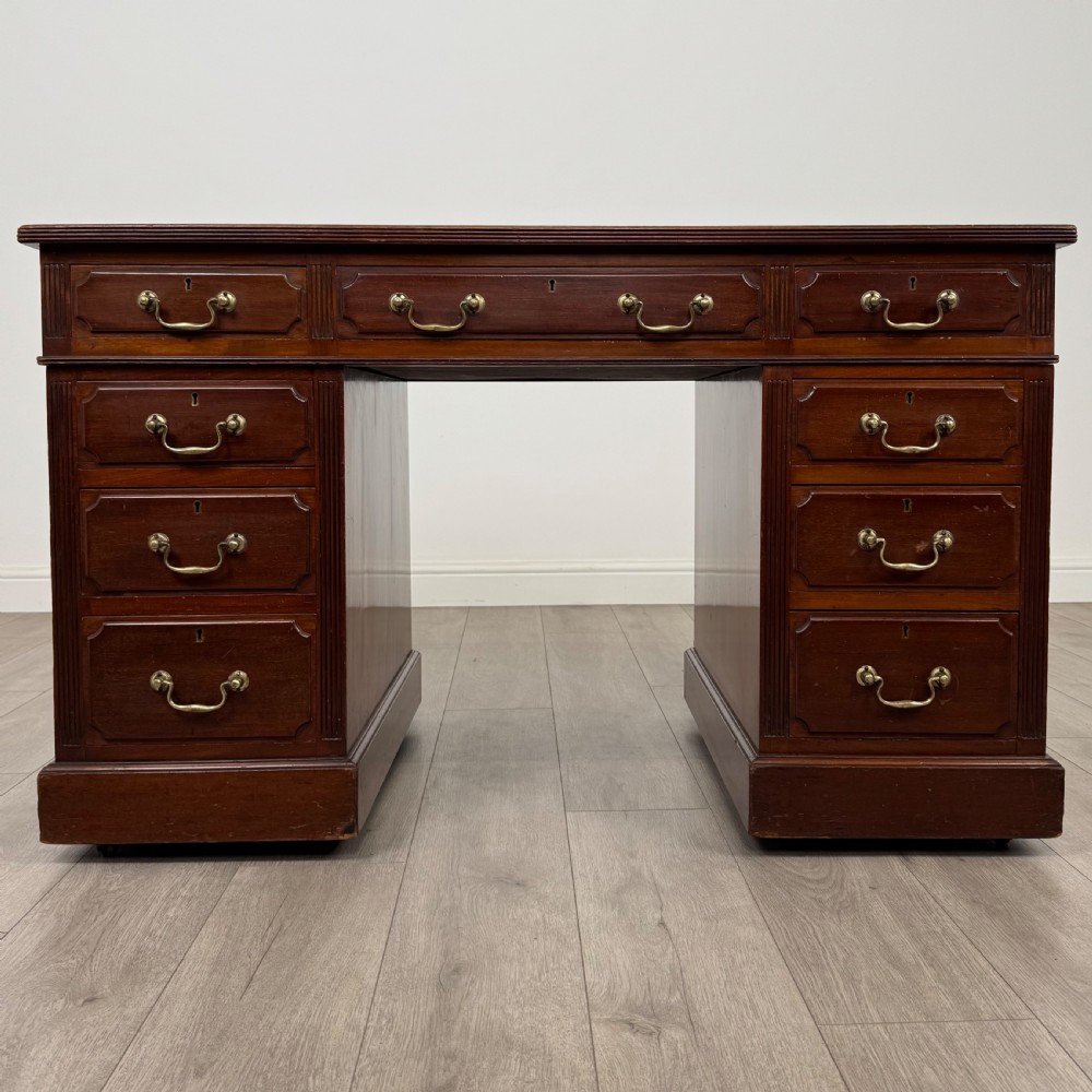  Antique 20th Century Good Quality Pedestal Desk In Mahogany