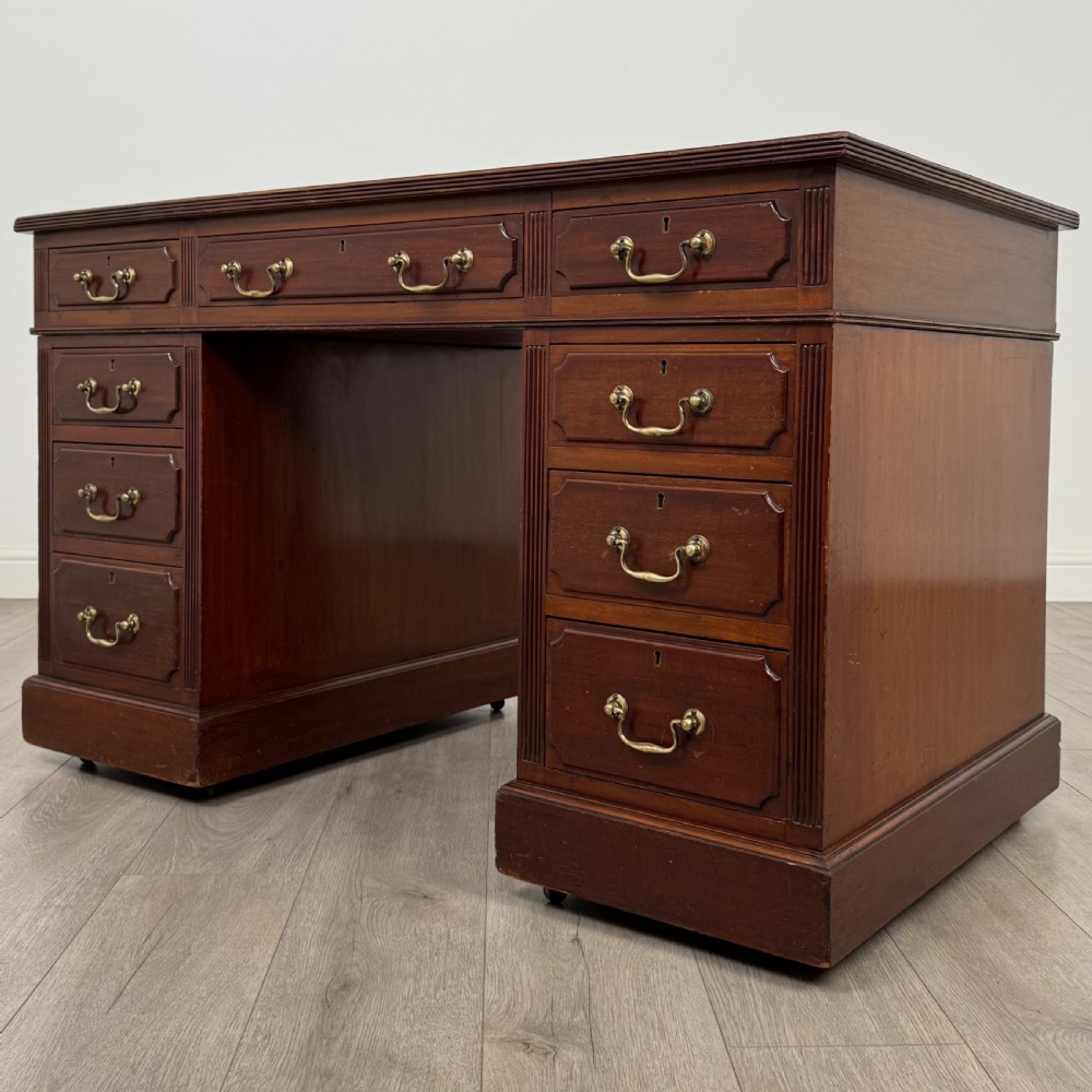  Antique 20th Century Good Quality Pedestal Desk In Mahogany View II