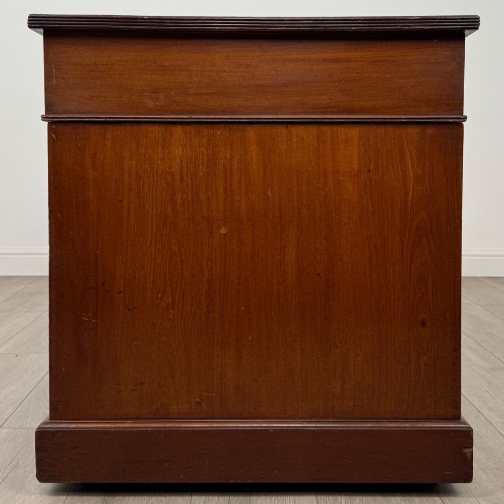  Antique 20th Century Good Quality Pedestal Desk In Mahogany View III