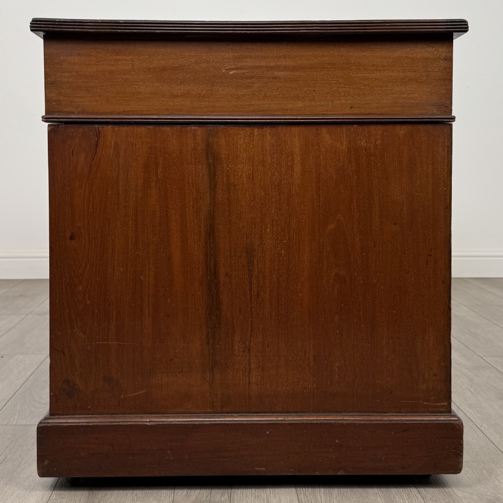  Antique 20th Century Good Quality Pedestal Desk In Mahogany View VII