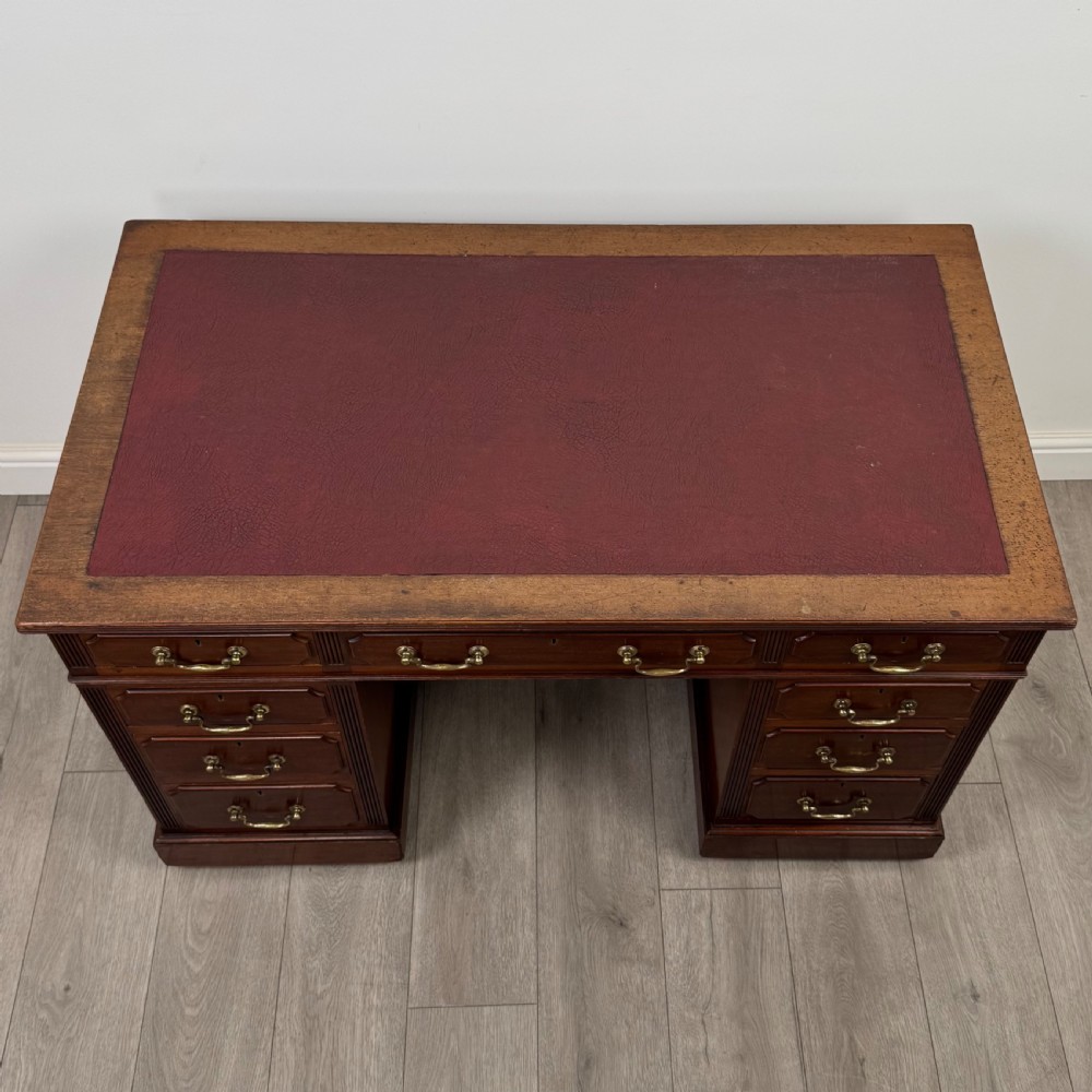  Antique 20th Century Good Quality Pedestal Desk In Mahogany View IX