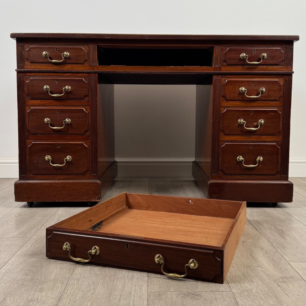  Antique 20th Century Good Quality Pedestal Desk In Mahogany View X